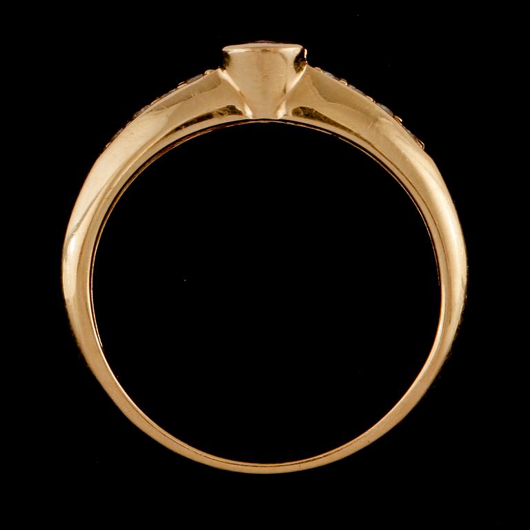 RING, 18k guld med 16 briljantslipade diamanter, 0.15 ct samt  fasettslipad rubin, Iduna AB, 2000-tal. Vikt 4 g.