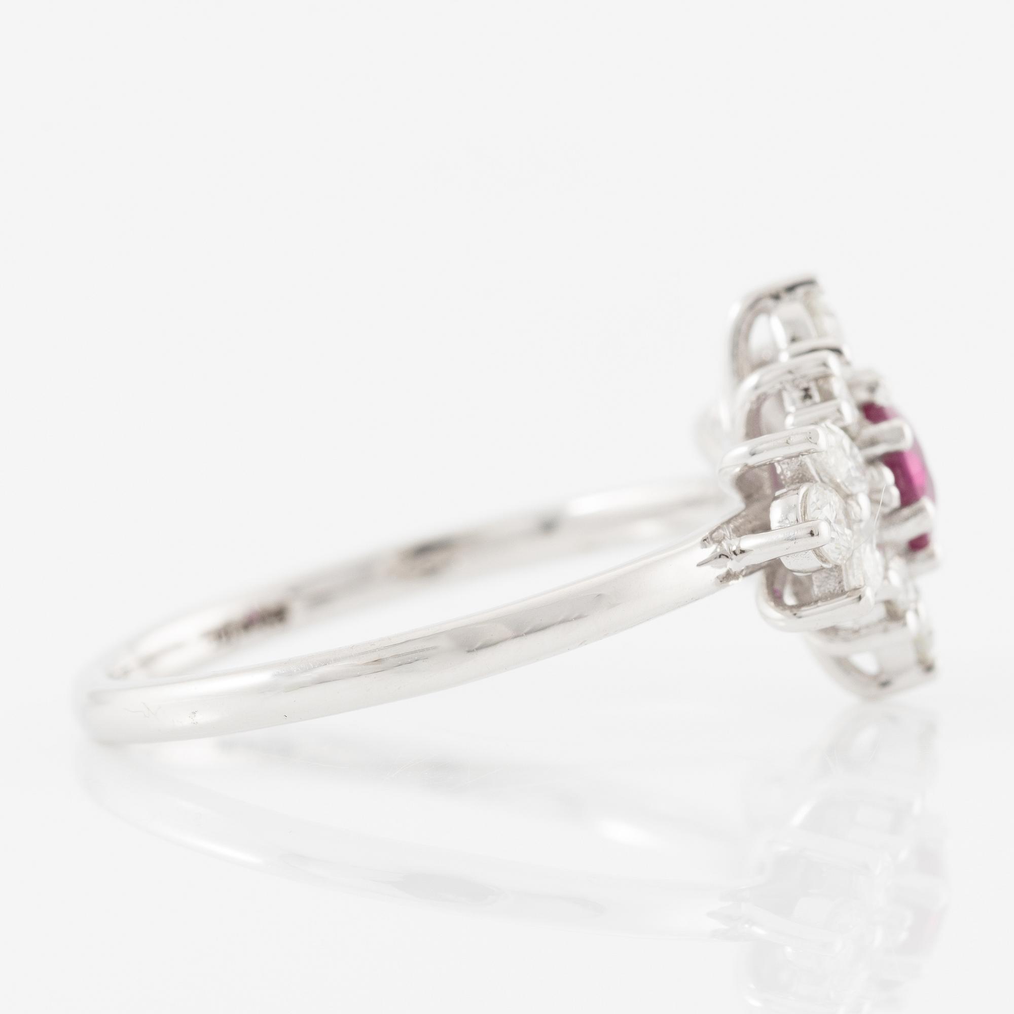 Ring 14K white gold with a ruby and brilliant- and marquise-cut diamonds.
