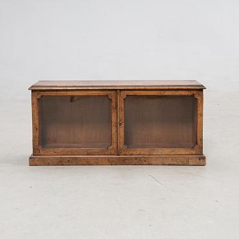 Bordsvitrin, 1800-tal.