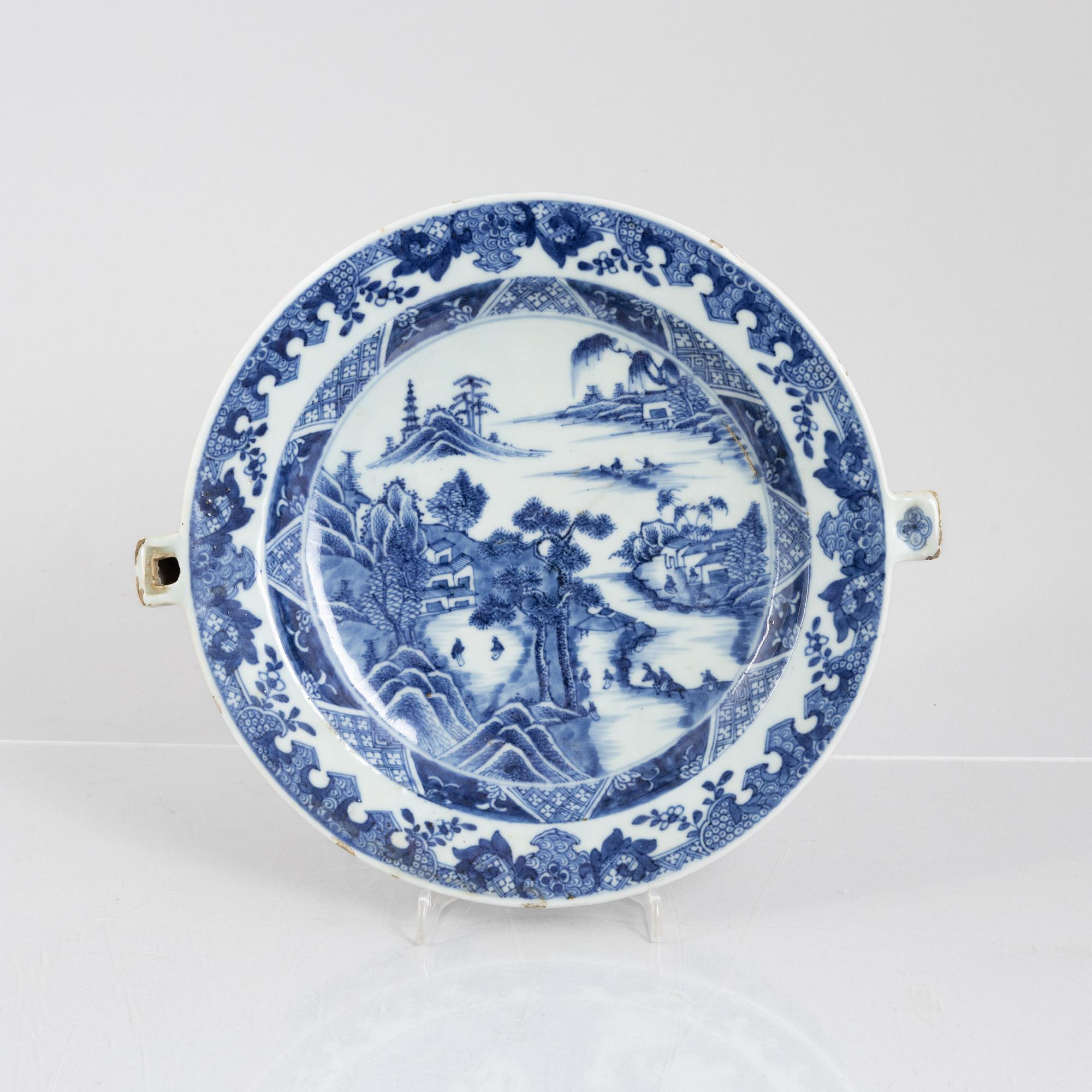 Two blue and white export porcelain warm water plates, Kina, Qianlong (1736-95).