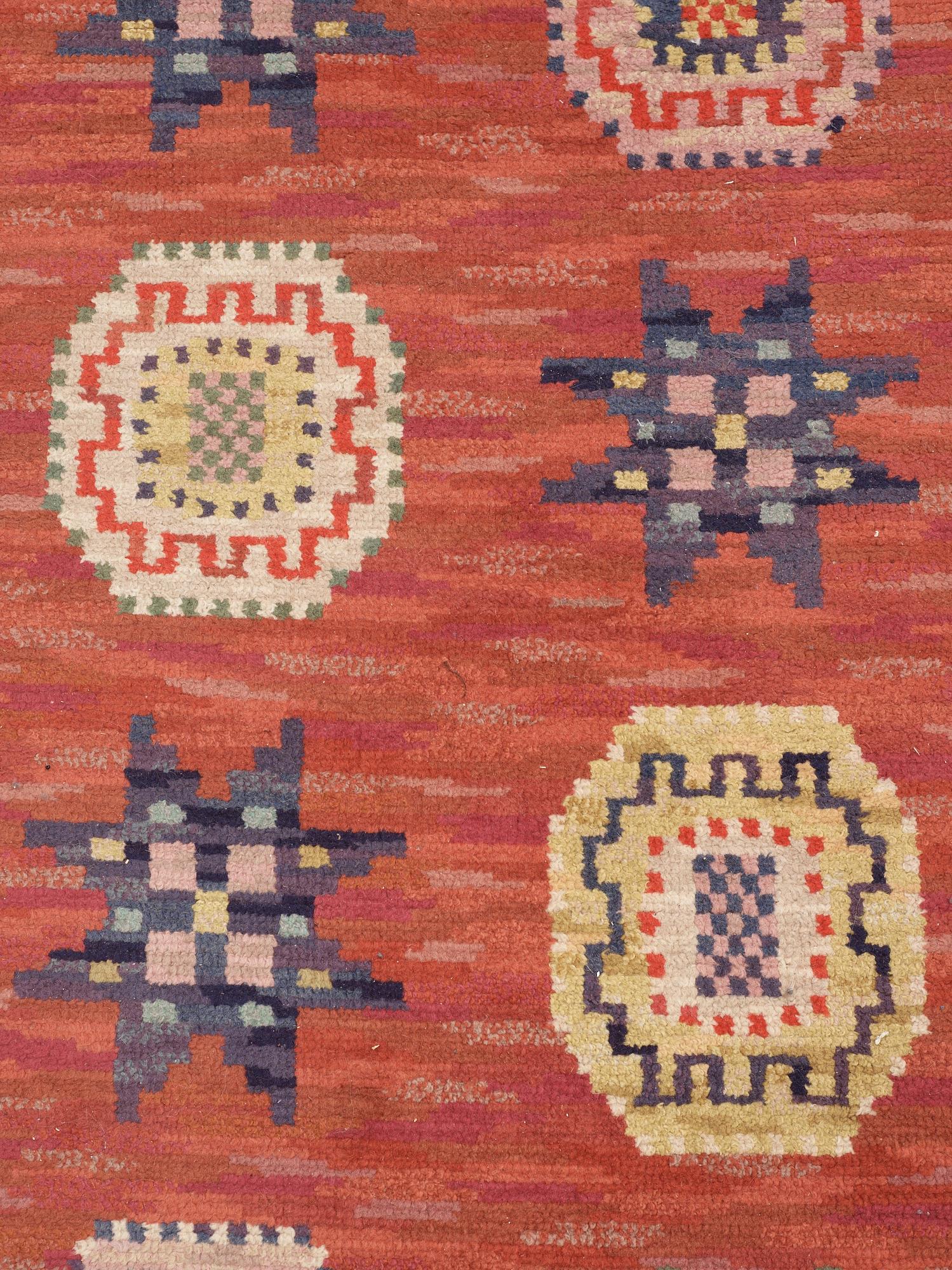 CARPET. "Röd Flossa". Knotted pile. 541,5 x 314 cm. Signed MMF.