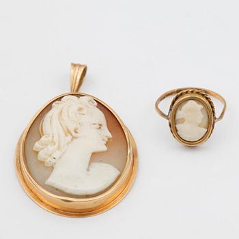 HÄNGE samt RING, kamé med 18k guld, 1940-tal. Total vikt ca 6,3 gram.