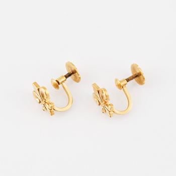 Wiwen Nilsson, a fleur de lis brooch and pair of earrings in 18K gold,  Lund 1966 and 1967.