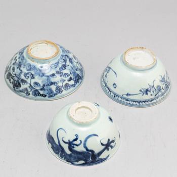 Three blue and white bowls and two jars, Ming dynasty (1368-1644).