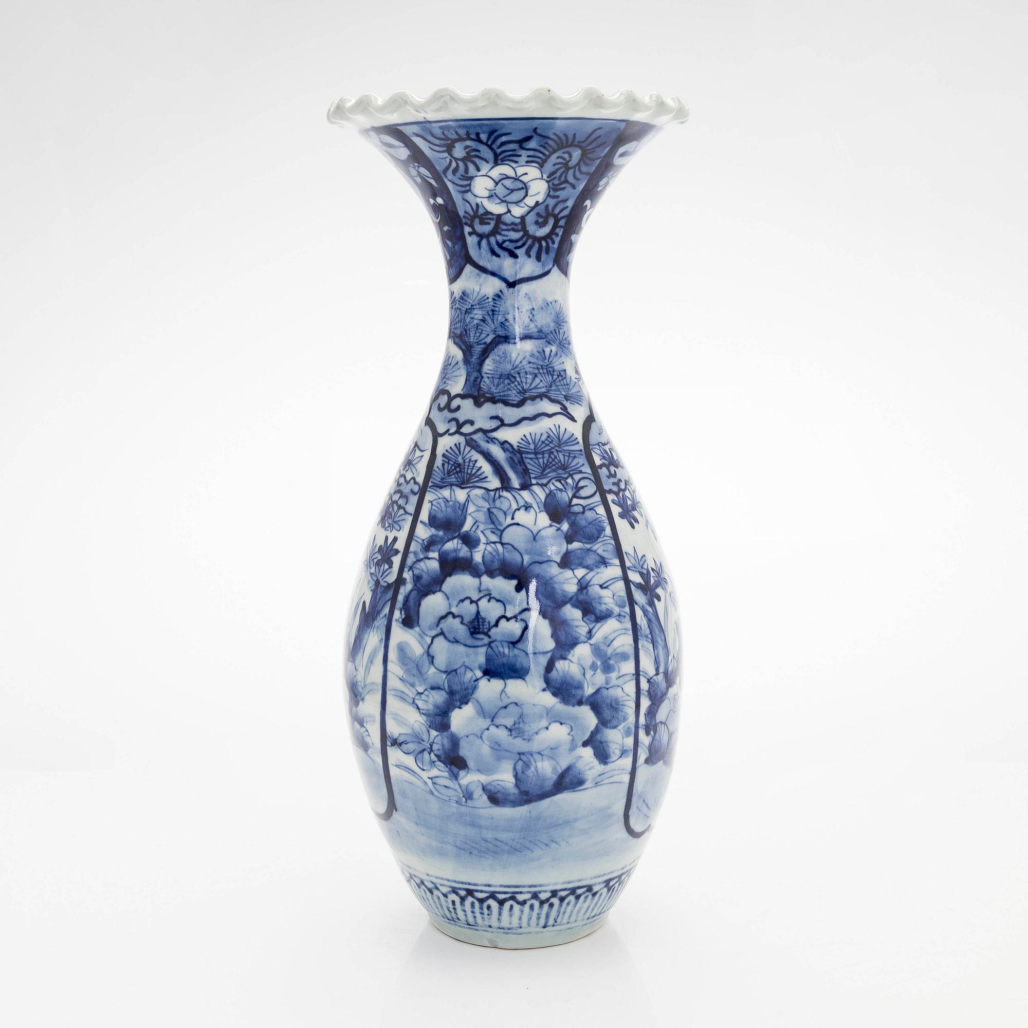 Mugg, porslin, Japan, Meiji (1868-1912) och vas, Meiji, tidigt 1900-tal.