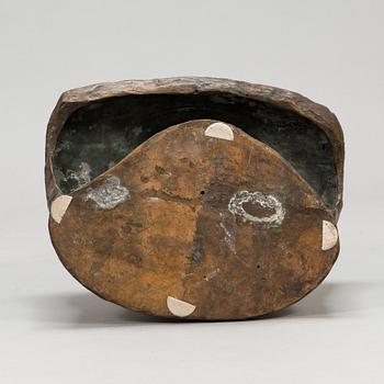 Sven August Adolf Jonsson, pysti, pronssia, signeerattu ja päivätty 1919.