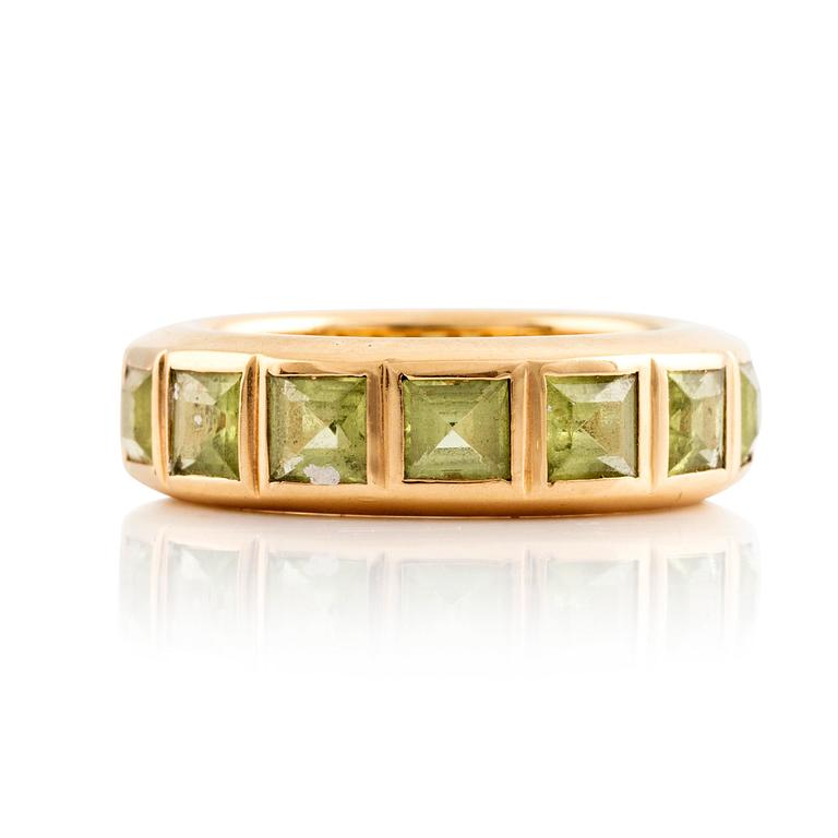 Ring 18K guld med trappslipade peridoter.