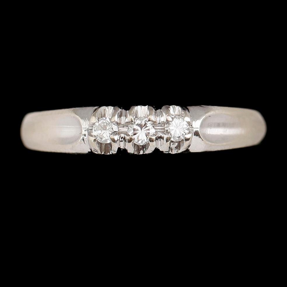 SMYCKEN, 3 delar, 18 k vitguld, mindre diamanter, total vikt ca 7 g.