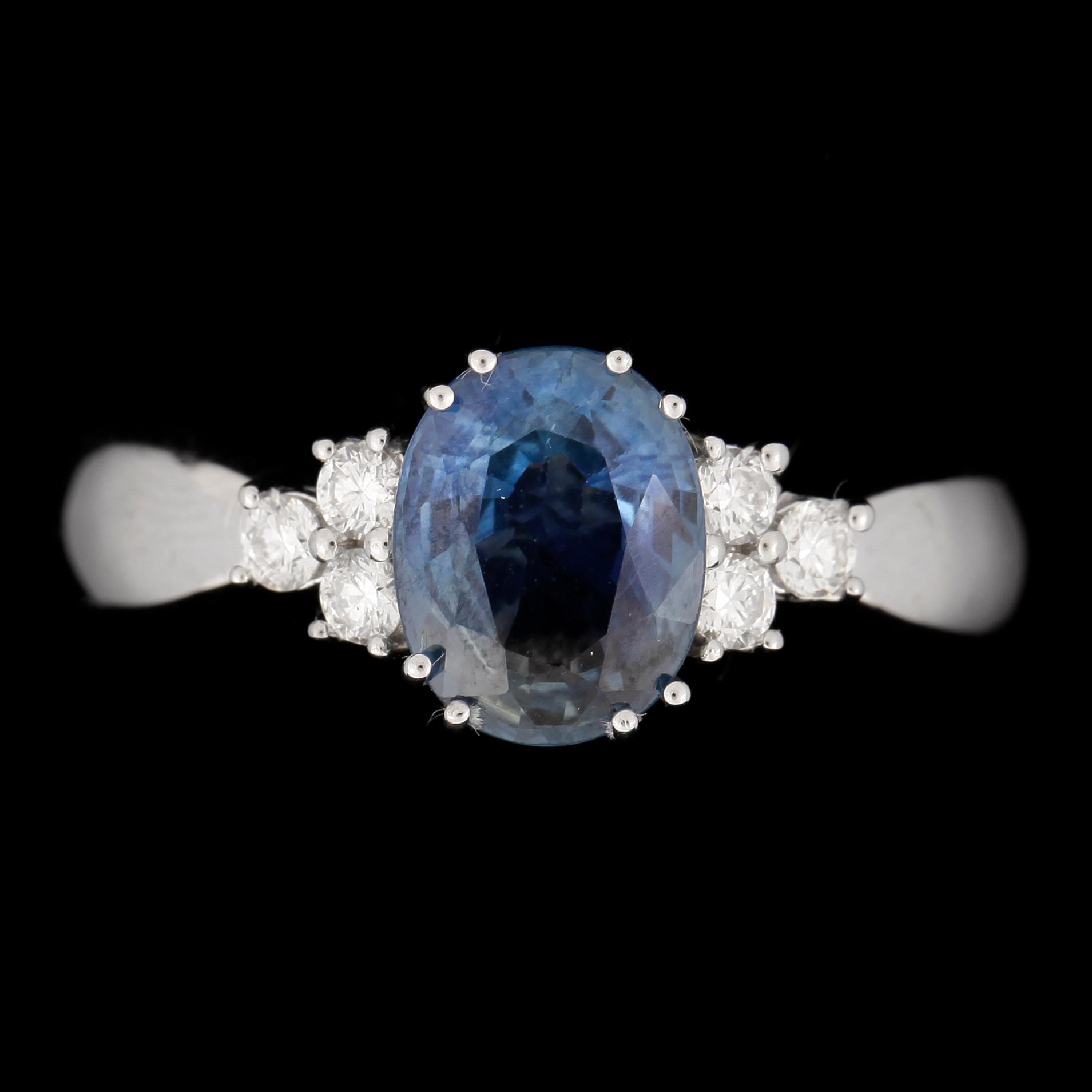 RING, 18k vitguld med safir 1,89ct och diamanter tot 0,20ct. Vikt ca 4,69 gram.
