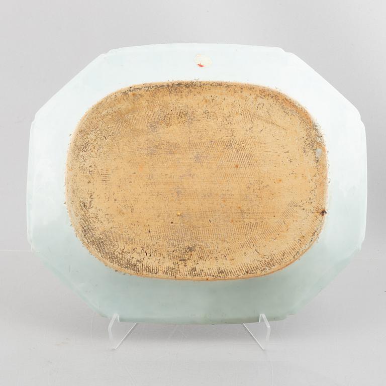 A blue and white export porcelain serving dish, China, Qianlong (1736-95).