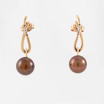 A pair of earrings in 14K gold with cultured coloured freshwater pearls and round brilliant-cut diamonds.