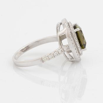 Cocktailring med grön turmalin och briljantslipade diamanter.