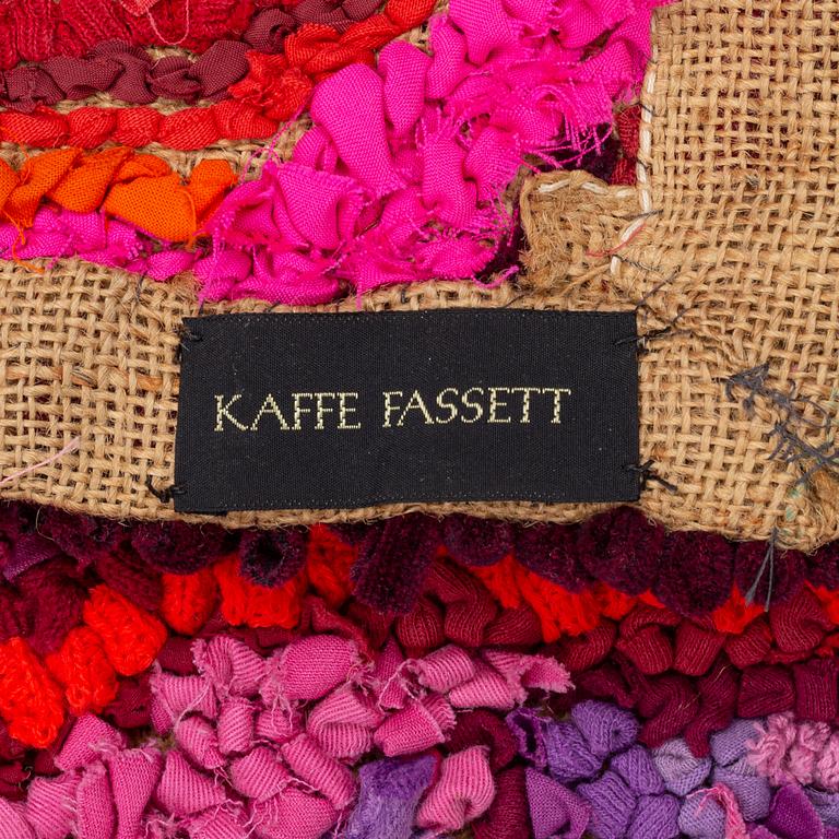 Kaffe Fassett, "Rose rag rug".