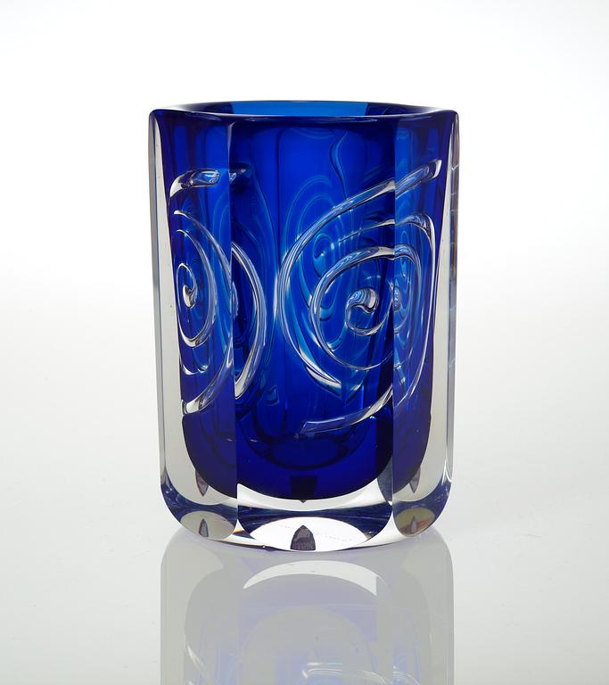 An Olle Alberius ariel 'Whirl' glass vase, Orrefors 1988.