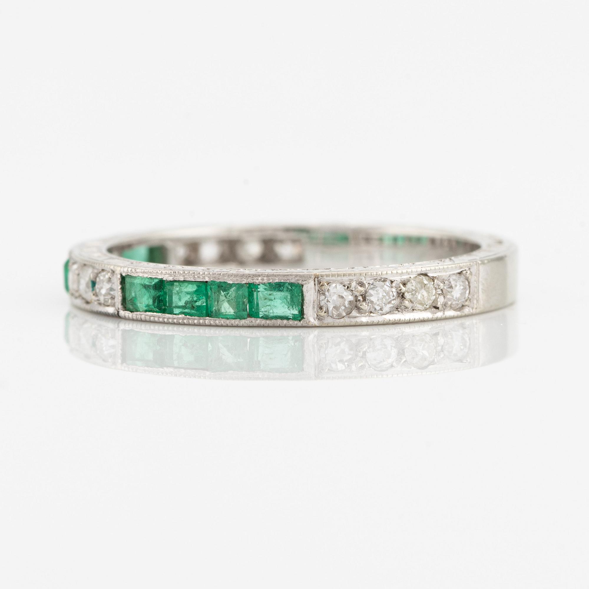 Ring, alliance, 18K white gold with square-cut emeralds and old-cut diamonds.