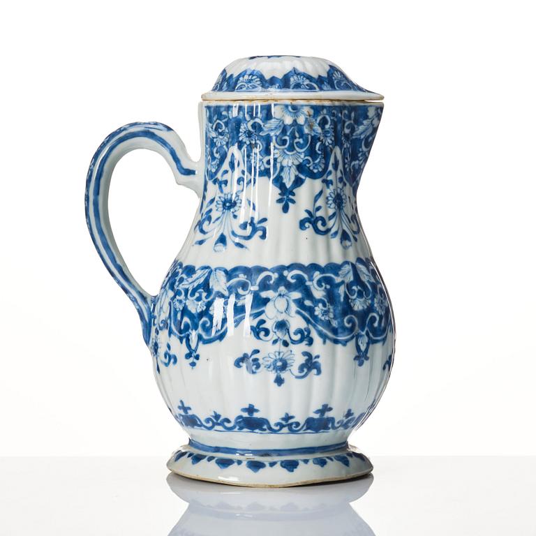 Kanna med lock, porslin, Qingdynastin Kangxi (1662-1722).
