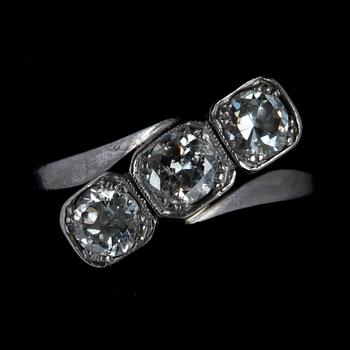 RING, 18k vitguld med 3 briljantslipade diamanter tot ca 0,88 ct enligt gravyr. 1954. Vikt 4,6 g.