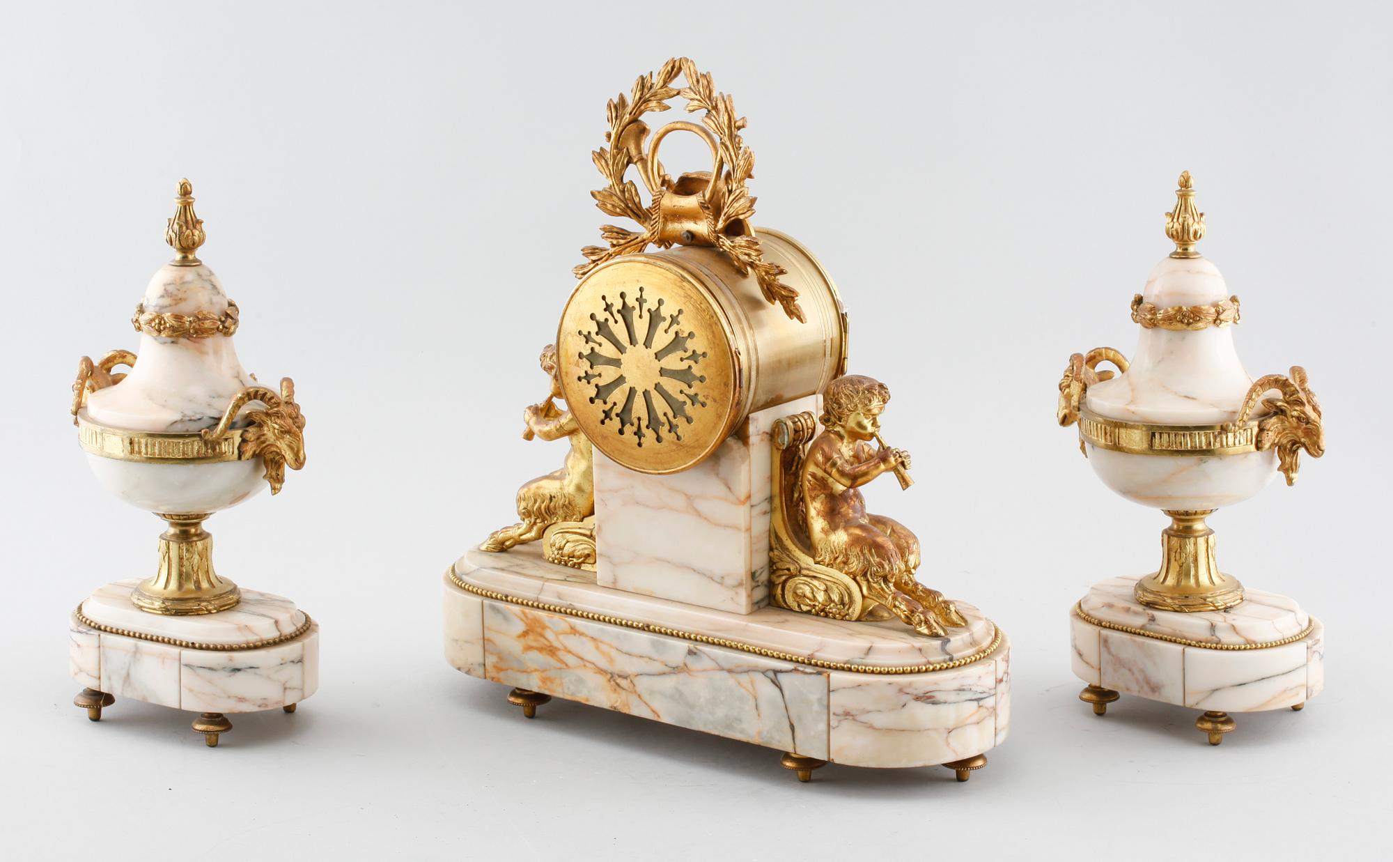 A table clock and two decoratives urn, around year 1900.