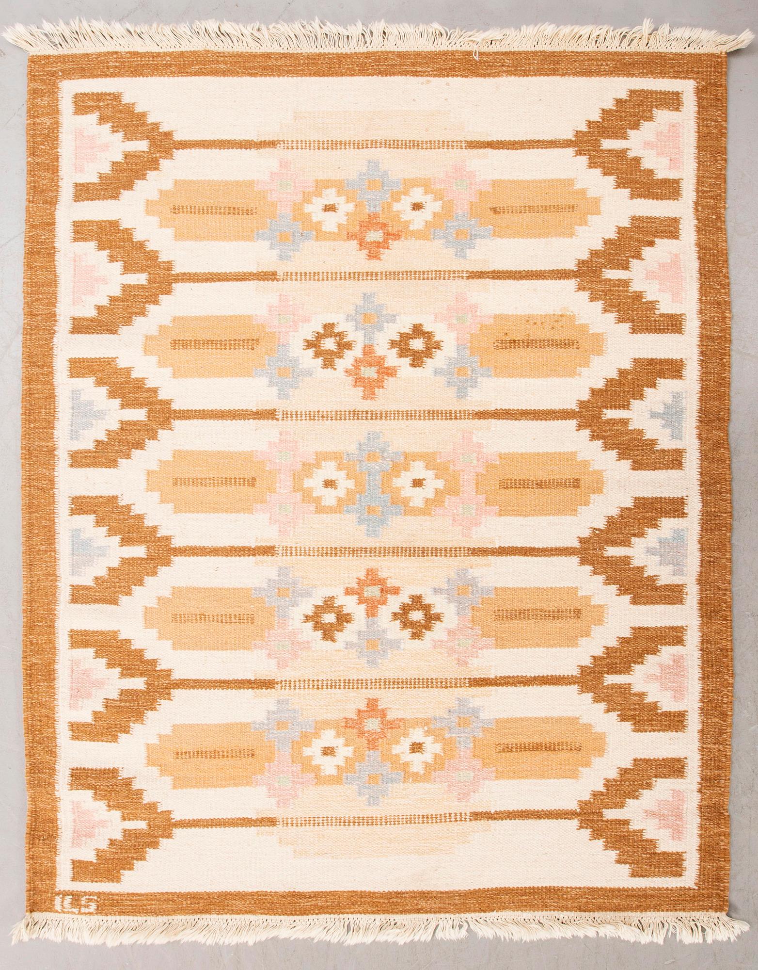A flat weave carpet signed ILS, Alestalon Mattokutomo, Kauhava, Finland. ca 197x139 cm.