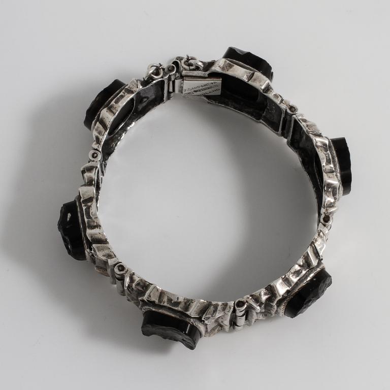PENTTI SARPANEVA, Turku, 1973, a obsidian bracelet.