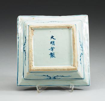 A blue and white Transitional dish, mid 17th Century.