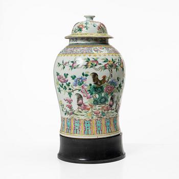 Urna med piedestal, Kina, 1900-talets första hälft.