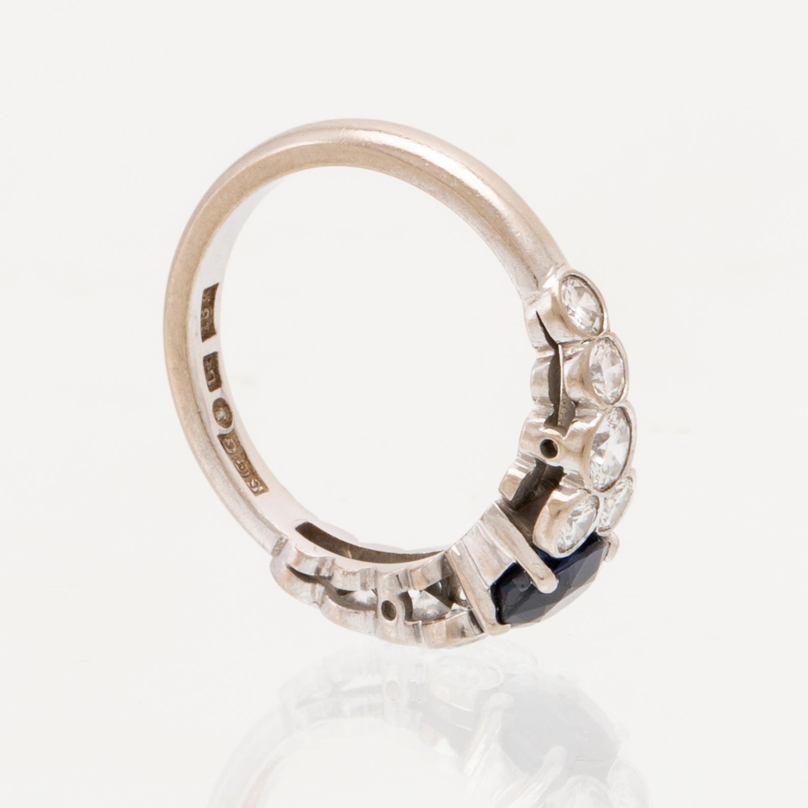 An 18K white gold ring set with an oval faceted sapphire and round brilliant-cut diamonds, Sengels Goldsmith Stockholm.