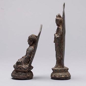 SKULPTURER, 2 st, mässing, Kina, 1900-talets senare hälft.