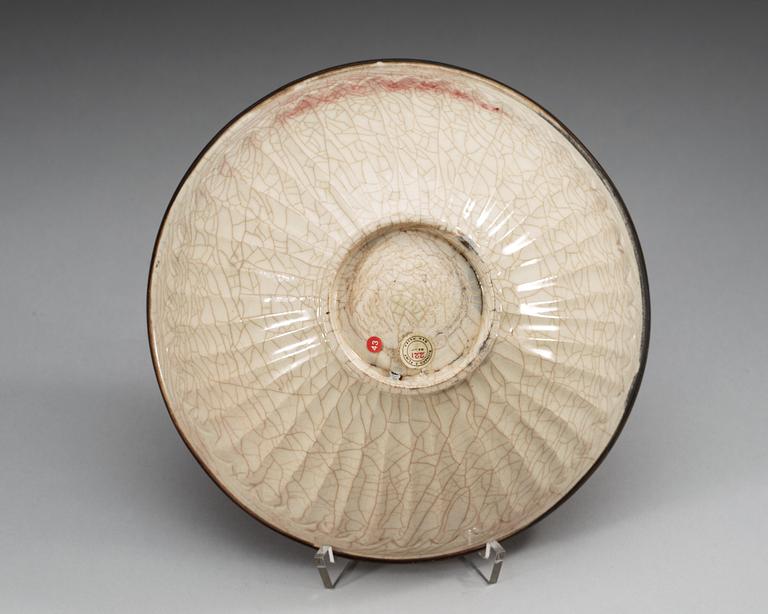 A Guan-type glazed bowl, Song dynasty (960-1279).