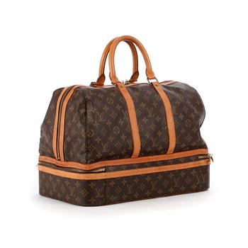 265. LOUIS VUITTON, a monogram canvas travel bag.