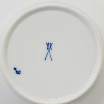 CRÈMEKOPPAR med LOCK och FAT, 12 st, BÄRTALLRIKAR, 12 st, samt DJUP TALLRIK, porslin, Meissen, 1900-tal.