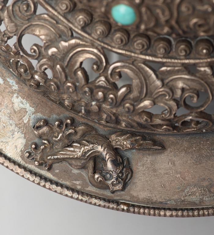 SKÅL med LOCK, trä och låghaltigt silver med inläggningar. Tibet/Mongoliet, 1800-tal.