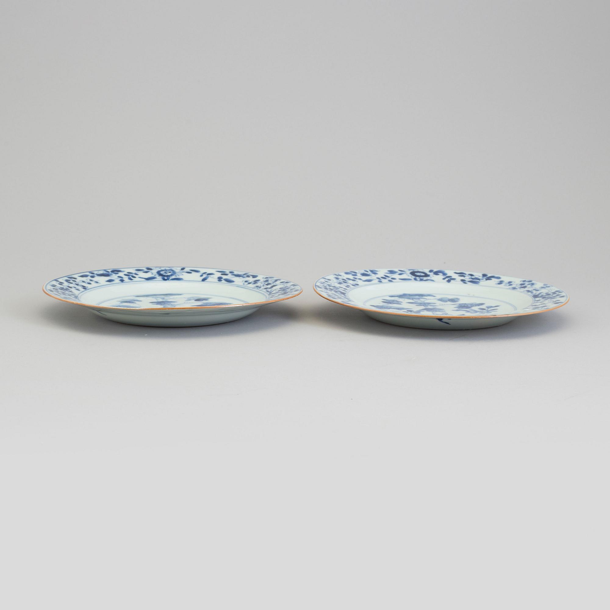 TALLRIKAR, ett par, porslin. Qing dynastin, tidigt 1700-tal.