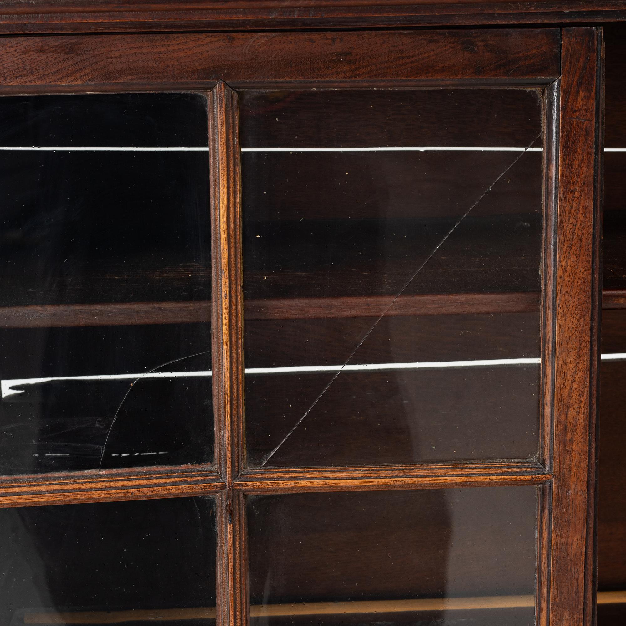Display cabinet, 19th century.