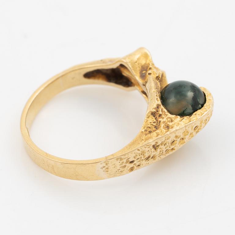Björn Weckström, ring, 18K guld med grön sten sannolikt mossagat, för Lapponia, Finland.