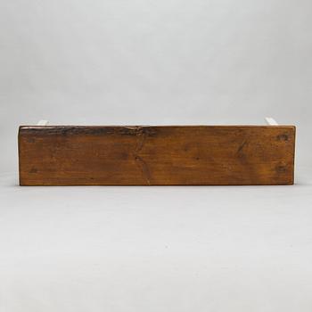 Bänk, 1700- och 1900-tal. Längd 172 cm.