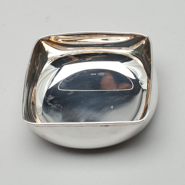 SKÅLAR, 2 st, samt KAKSPADE, silver, diverse stämplar, bl. a. Hopeavalu. 1900-talets senare hälft. Vikt tot. 392,2 g.