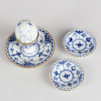 A 'Blue Fluted' porcelain egg stand and a pair of small dishes, Royal Copenhagen, model 543 and 1004, 20th century.