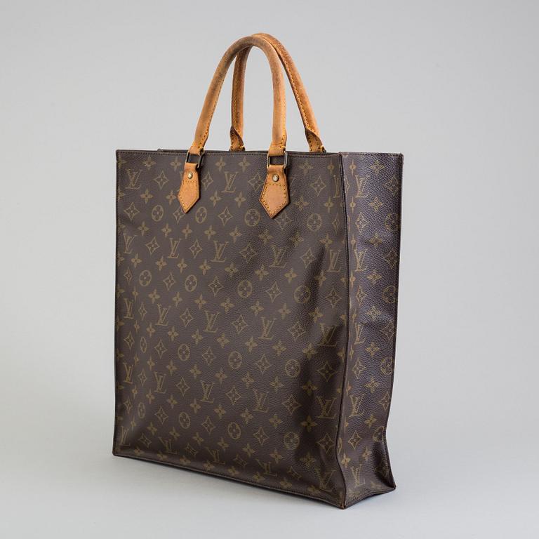 a Louis Vuitton 'Sac Plât' bag.