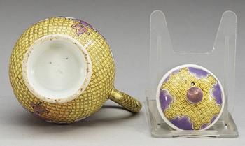 A cream jug and cover, Qing dynasty, Qianlong (1736-95).