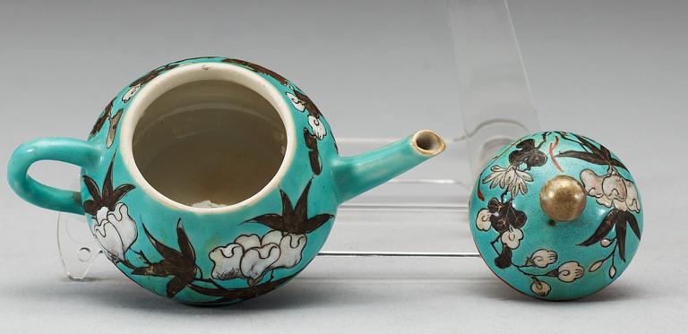 A small pot with cover, late Qing dynasty.