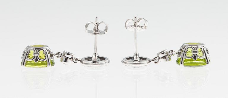 KORVAKORUT, 14K valkokultaa. Peridootit 6.39 ct, lilat safiirit 1.45 ct, Briljanttihiotut timantit 0.10 ct. W/vs.