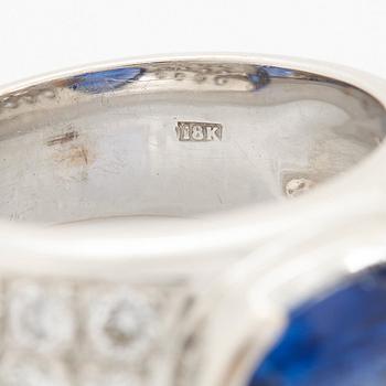 Ring 18K vitguld med en oval fasettslipad safir samt runda briljantslipade diamanter.
