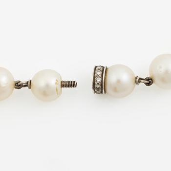 Pearl necklace, cultured pearls with a clasp of white gold set with octagon-cut diamonds.
