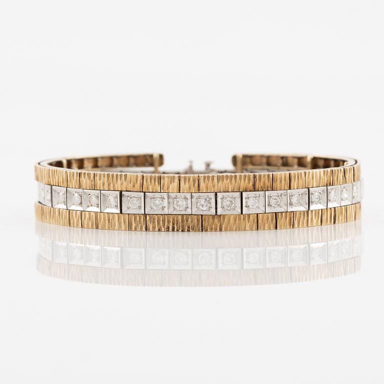 Bracelet in 14K gold and white gold with brilliant-cut diamonds.