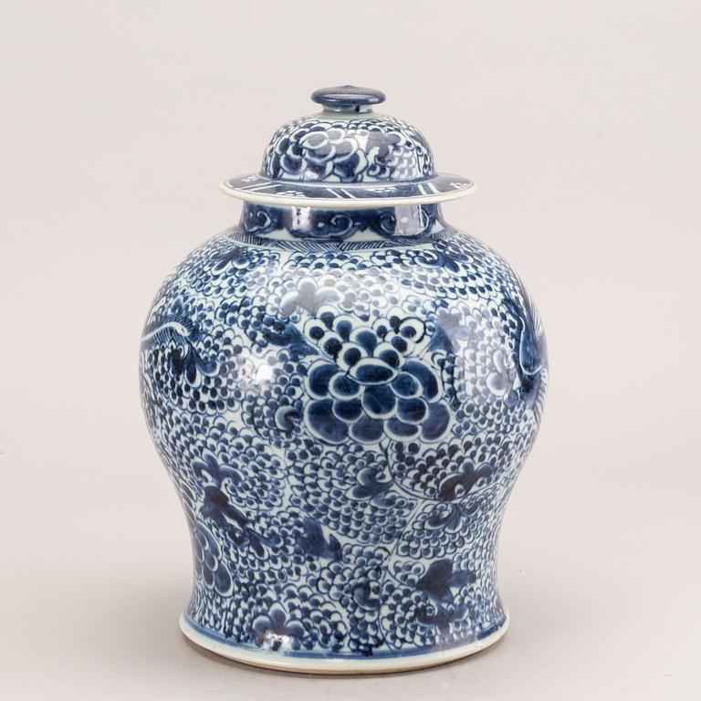 A blue and white phoneix jar with cover, Qing dynasty, 18th Century.