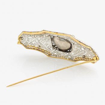 Brooch in 18K gold and platinum with a cultured half-pearl, pearls, diamonds in various cuts, and white stones.