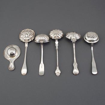 A lot of five silver sprinkle spoons ans a strainer, including IA Hamrin, Sundsvall, 1862.