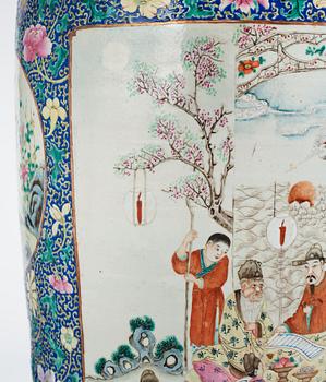 Praktvas, porslin. Qingdynastin, 1800-tal.