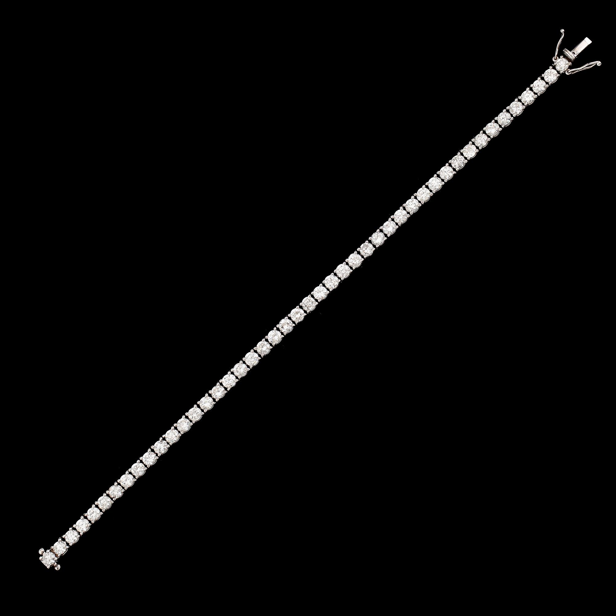 ARMBAND, 18 k vitguld, briljantslipade diamanter tot 6.55 ct. Vikt ca 14,6 g.